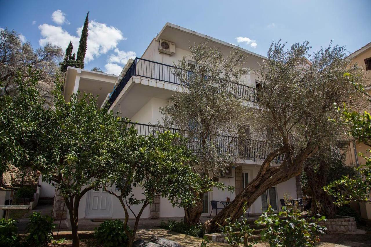 Hana Accommodation Sveti Stefan Bagian luar foto